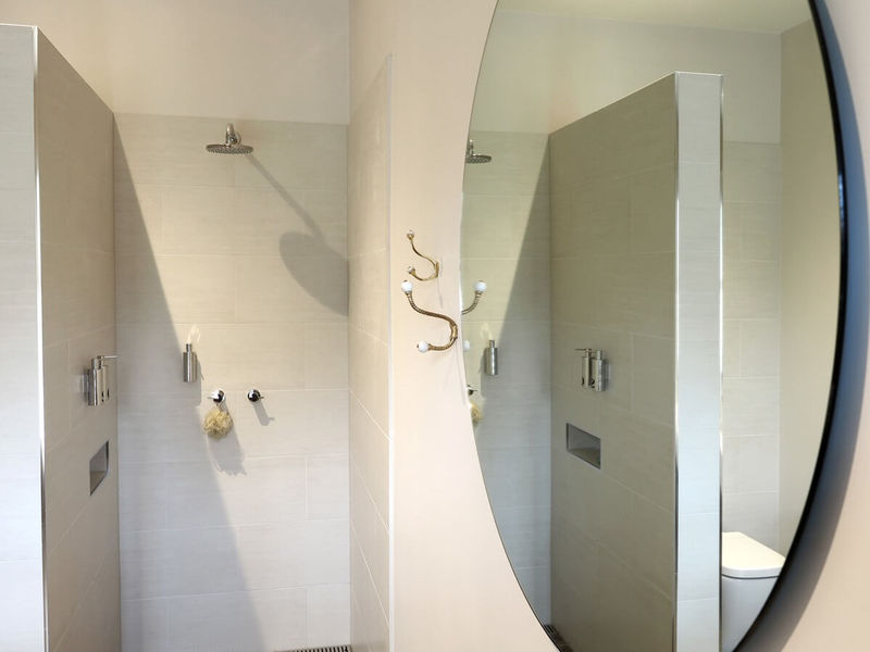 Wisteria Bath room - Luxury Accommodation in Ballarat